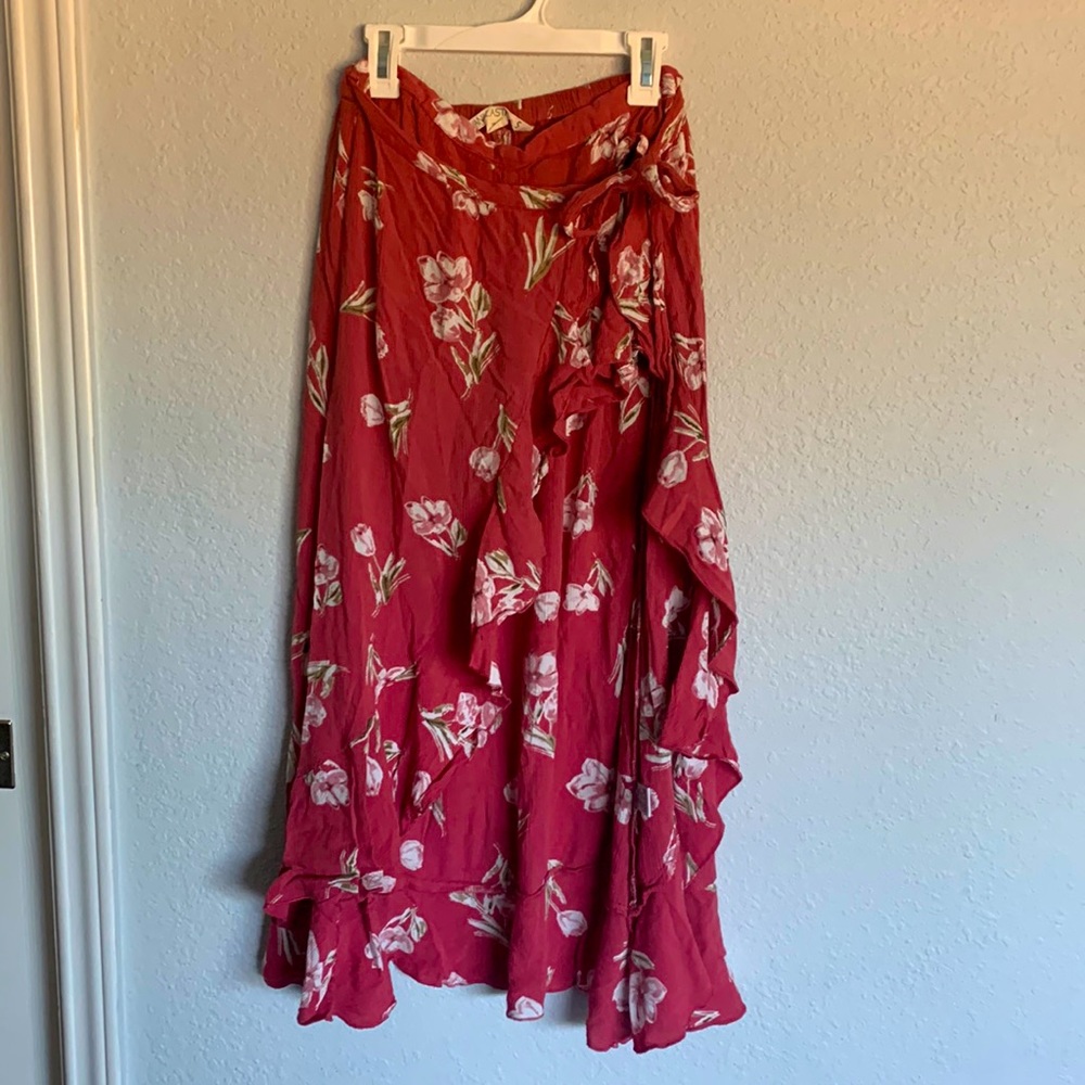 Wrap skirt with tie to the side